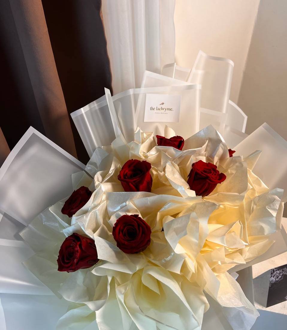 Zahra Blooms | 7 Preserved Roses | Luxurious
