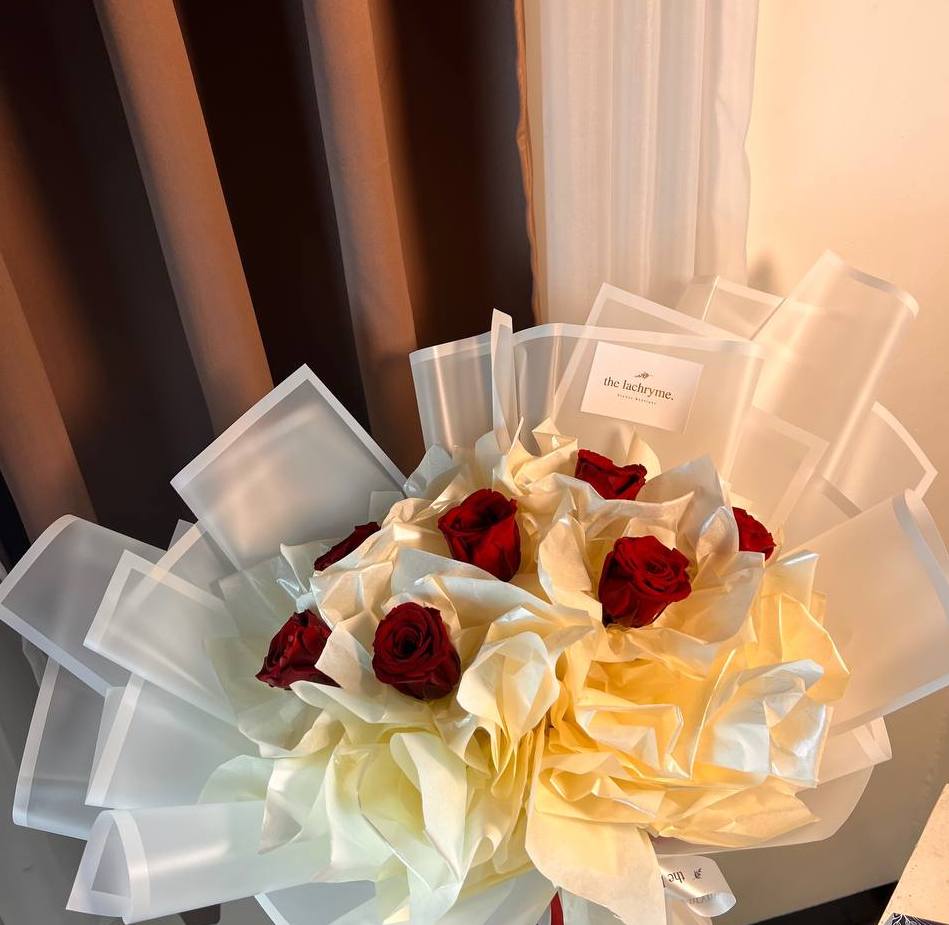 Zahra Blooms | 7 Preserved Roses | Luxurious