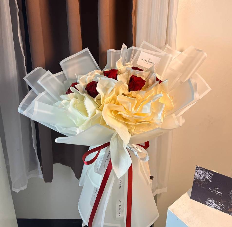 Zahra Blooms | 7 Preserved Roses | Luxurious